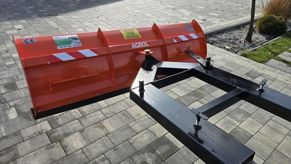 Pług do wózka widłowego 150 cm przy zapleczu firmy produkcyjnej