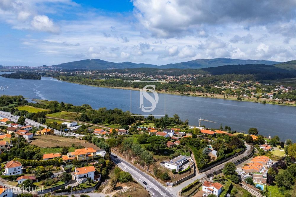Terreno com 1381 m², junto ao Rio Minho, em Vila Nova de Cerveira
