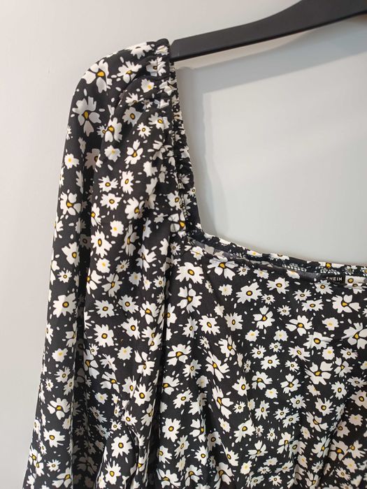 Czarna bluzka w drobne kwiatki z kwadratowym dekoltem Shein r 52/54