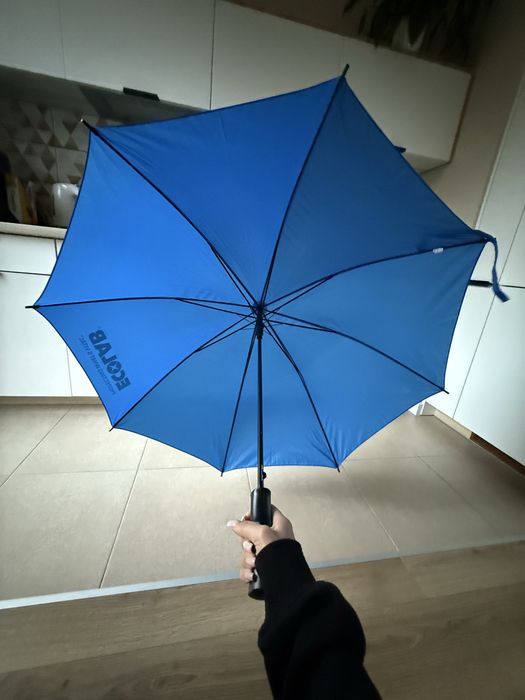 Duży niebieski parasol automatyczny Ecolab porządy z rączką składany