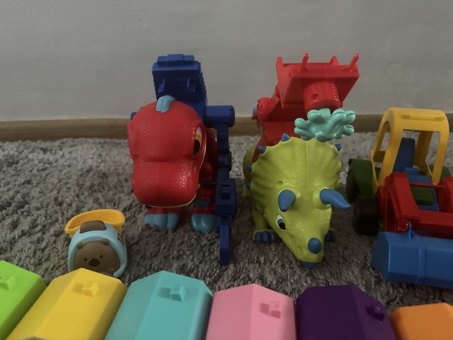 Іграшки, розвтваючі іграшки, динозаври