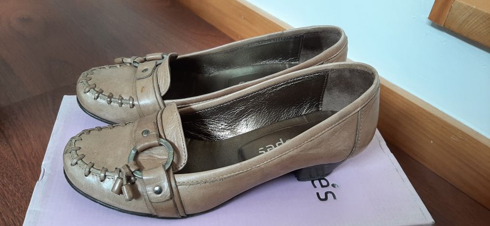 Sapatos beje em pele  Entrepés, tam.36