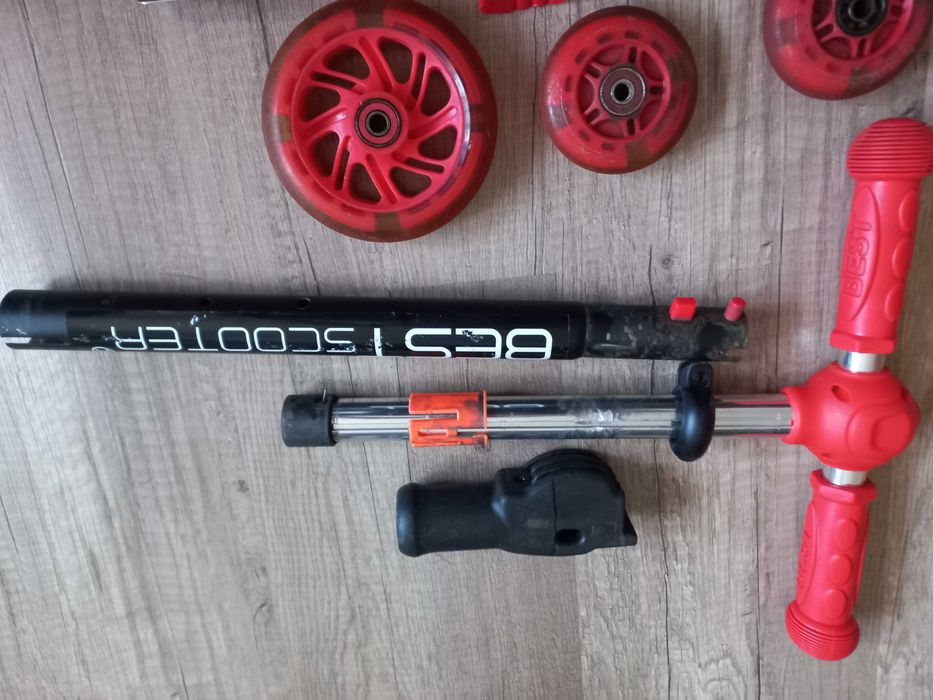 Запчасти на самокат: колеса, пружина, руль.