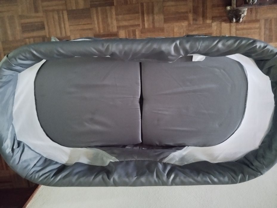 Berço portátil cinzento