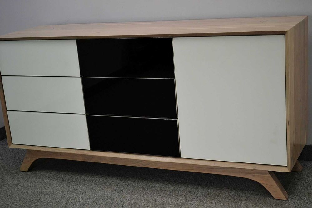 KOMODA TROMSO #108 akacja lakierowana + szkło 165x45x80 cm
