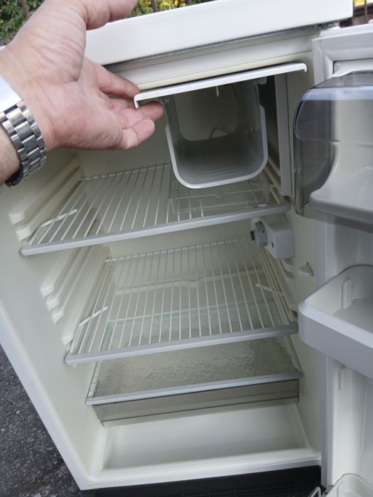 Mała lodówka z małym zamrażarnikiem firmy BOSCH w bardzo dobrym stanie