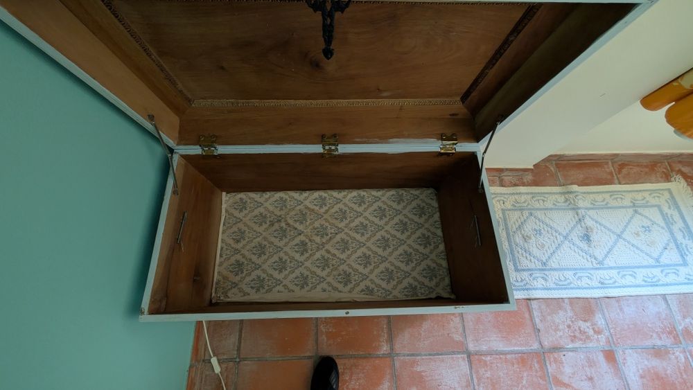Vendo arca / baú antigo remodelado, em madeira maciça