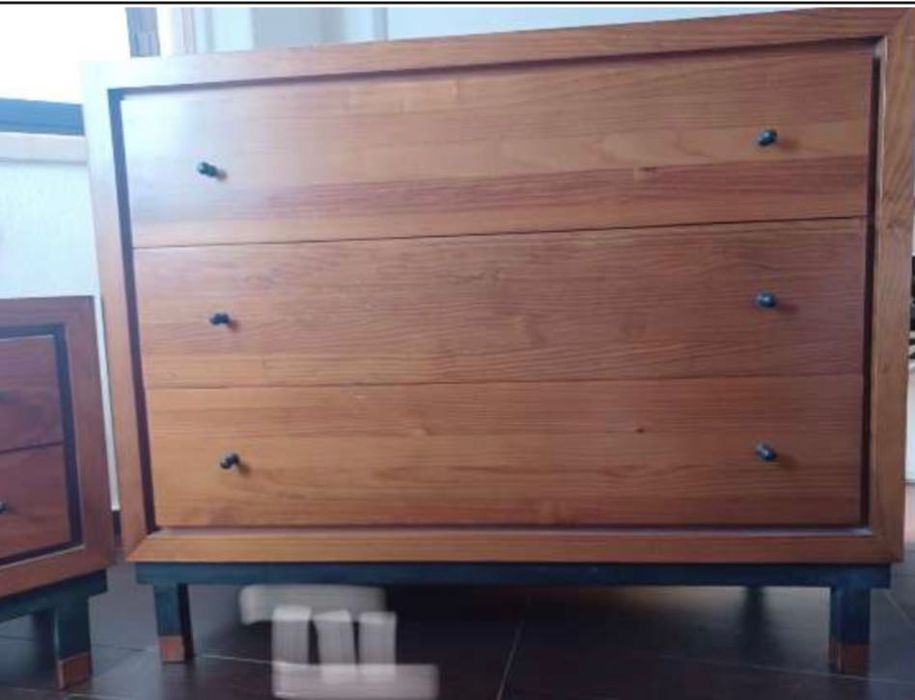 Conjunto de quarto moderno em madeira cómoda e mesas cabeceira