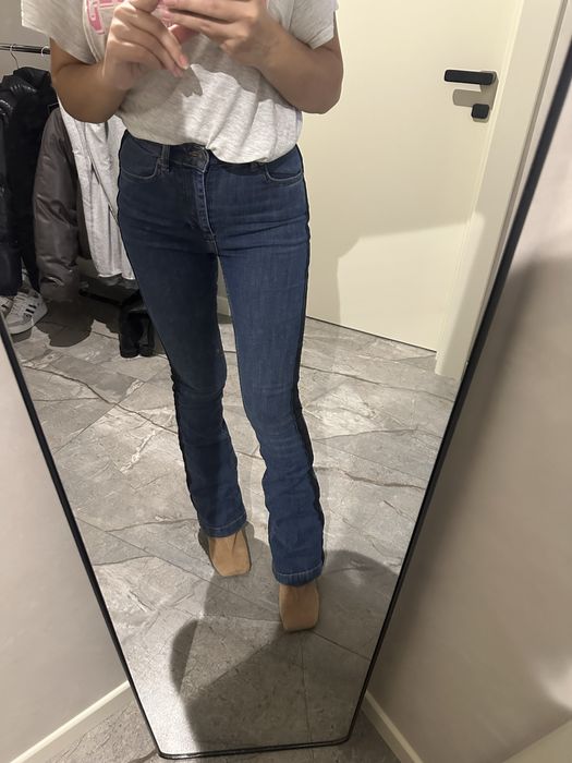 сині джинси кльош роблять шикарну фігуру