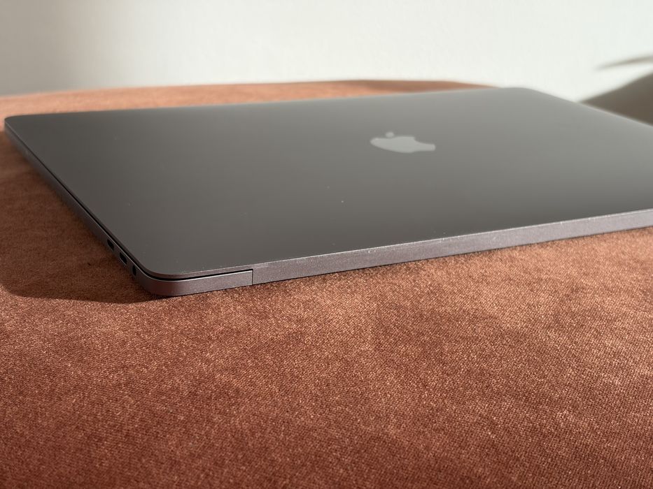 MacBook Pro 15” Retina (2017) | i7 | 16GB RAM | 512GB SSD | Radeon Pro 555