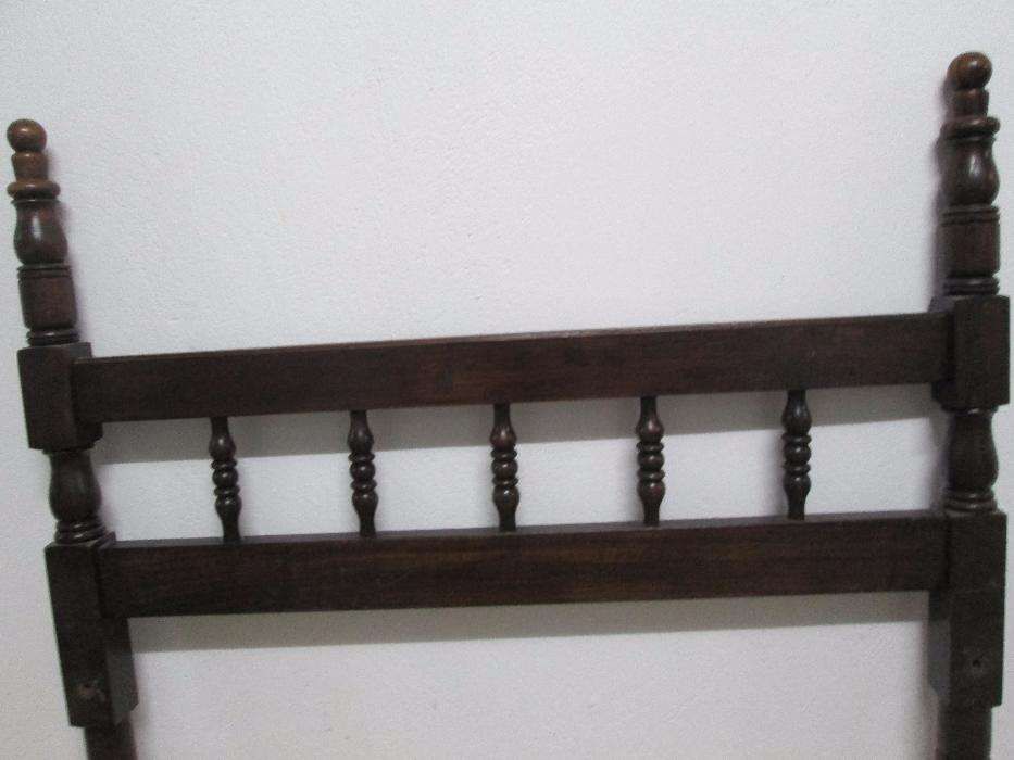 Cama e mesa de cabeceira solteiro em mogno