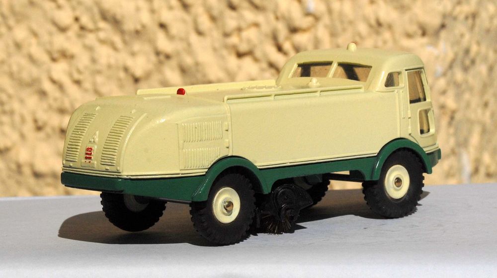 Dinky Toys 596 restaurado