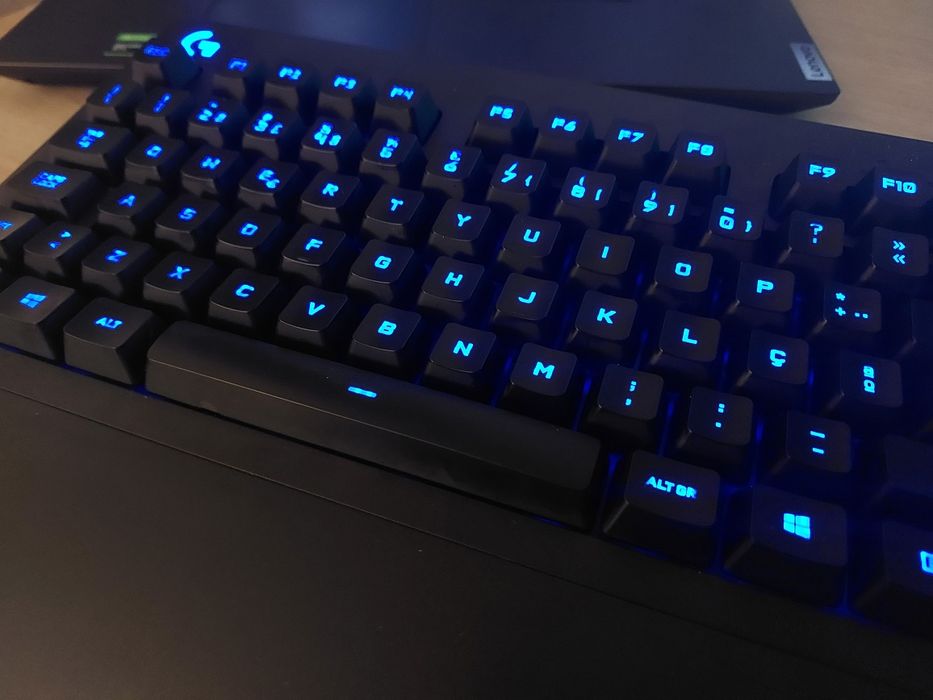 Teclado Logitech G213