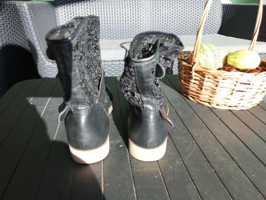 Kozaki z koronką. Obcas 2,5 cm. Rozmiar 39.