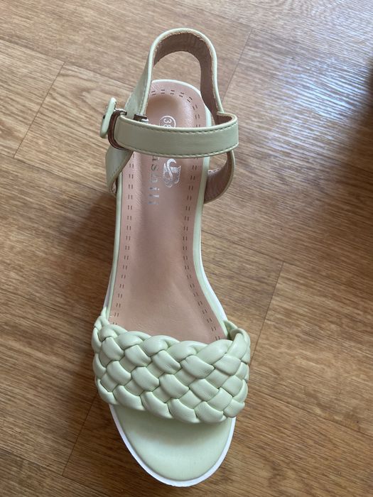 Женские босоножки