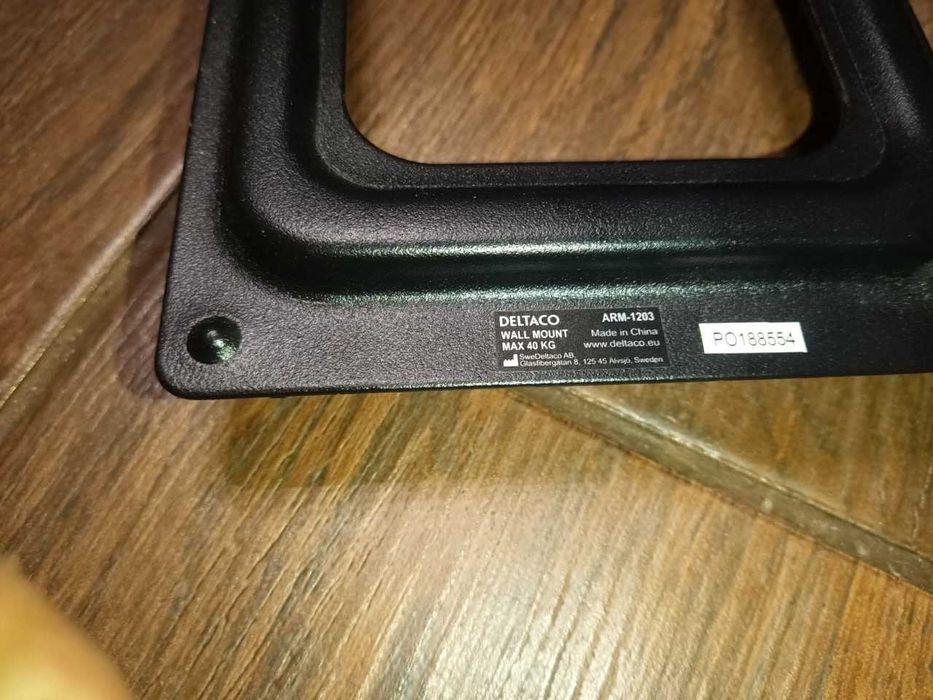 Настенное крепление для телевизора Deltaco ARM-1203. Швеция