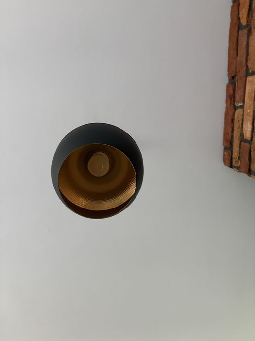 Czarna lampa ze zlotym srodkiem