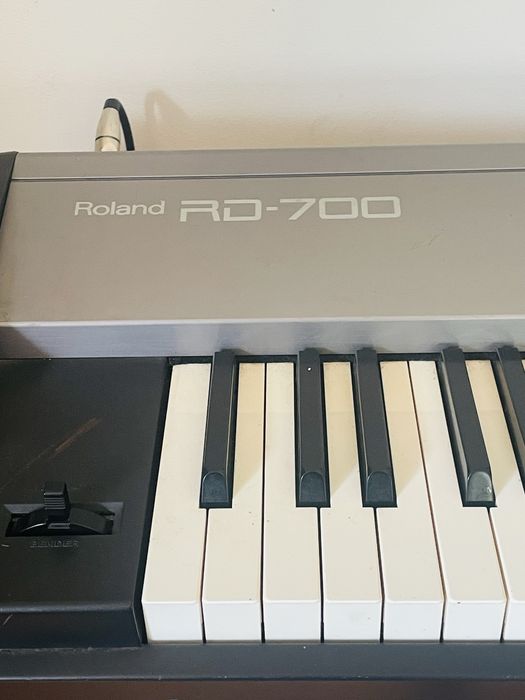 Roland RD-700 (Piano Digital) PACK COMPLETO: Suporte X + Pedal + Cabos