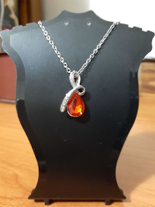 Fio com Pendente de Cristal Vermelho