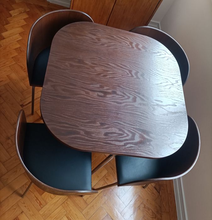 Mesa e cadeiras design nórdico