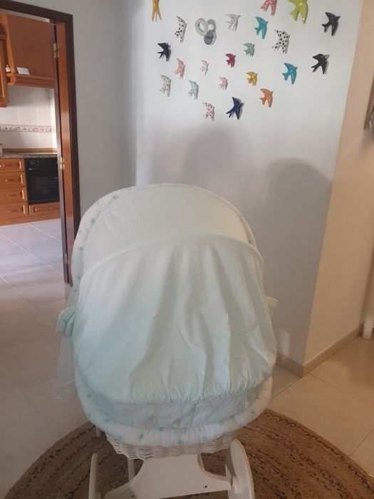 Berço para bebé em verga