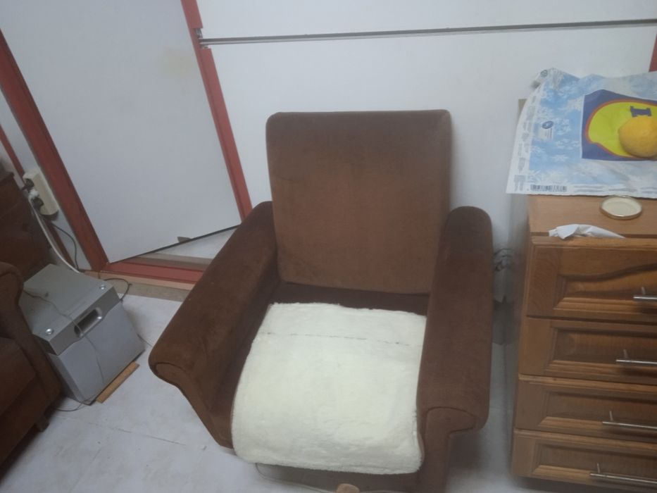 o sofá cama e essas duas poltronas