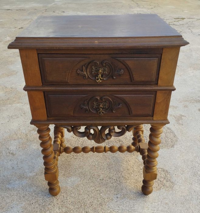 Mesinha de cabeceira vintage em carvalho maciço com duas gavetas