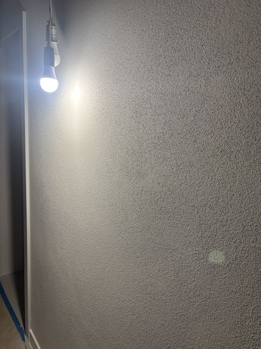 Tynki cementowo-wapienne ładnie wyglądają na ścianie.