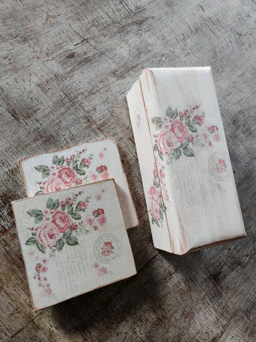 Pudełko i podstawki drewniane zdobione techniką decoupage.
