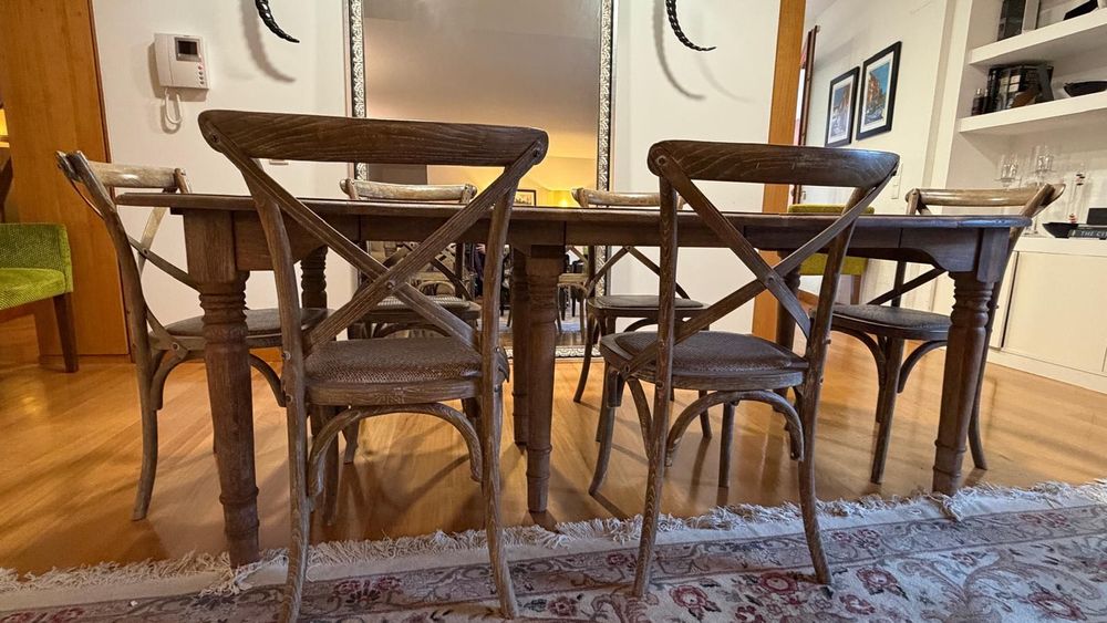 (Vendida) Conjunto de mesa de jantar e cadeiras em madeira