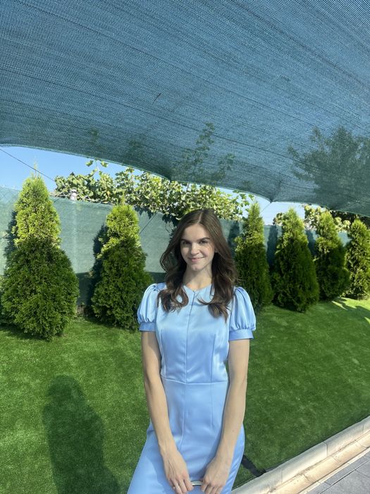 Атласна блакитна сукня