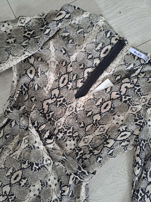 : Sukienka mini wężowy wzór animal print NA-KD – wiązana, falbanka