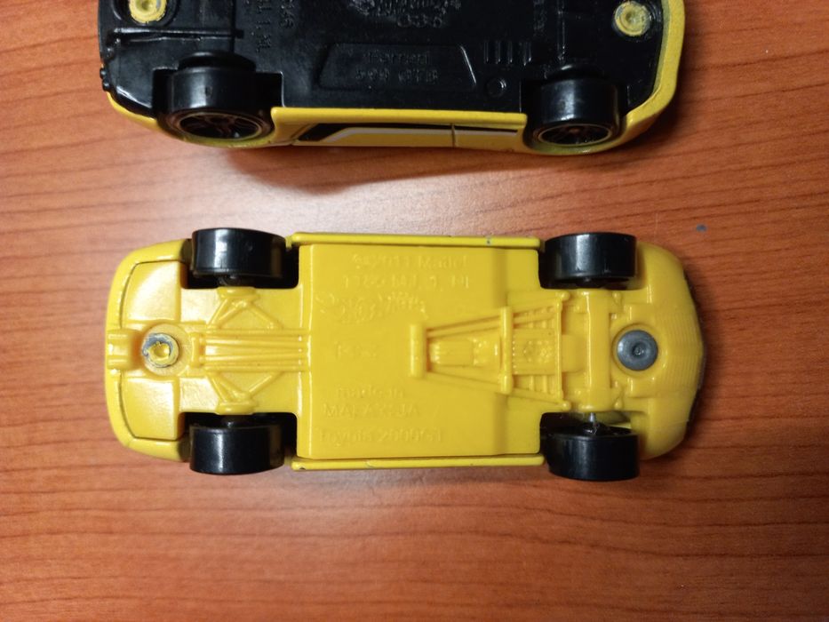 Модели машинок Hot wheels Toyota 2000gt и Ferrari 599 gtb