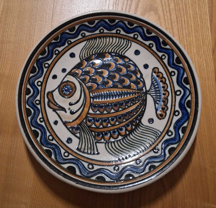 Ręcznie malowany talerz ceramiczny z motywem  ryby.