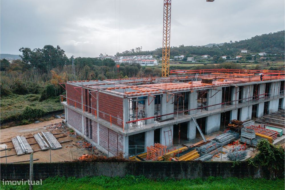 Apartamento T2 em fase de construção c/ 2 frentes e garagem fechada, e