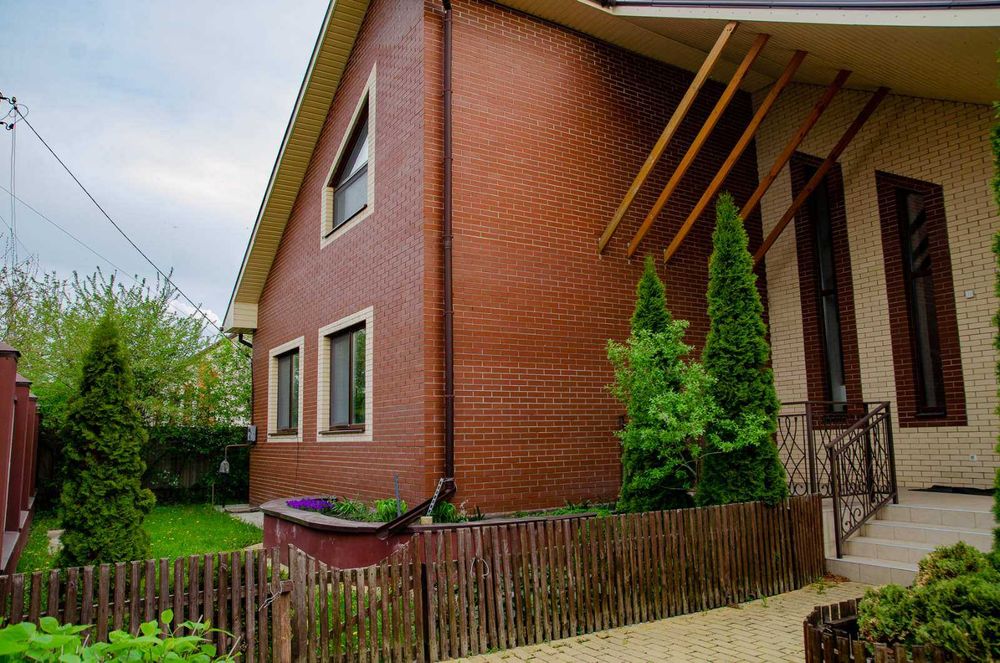 Будинок  з гаражем в м.Охтирка