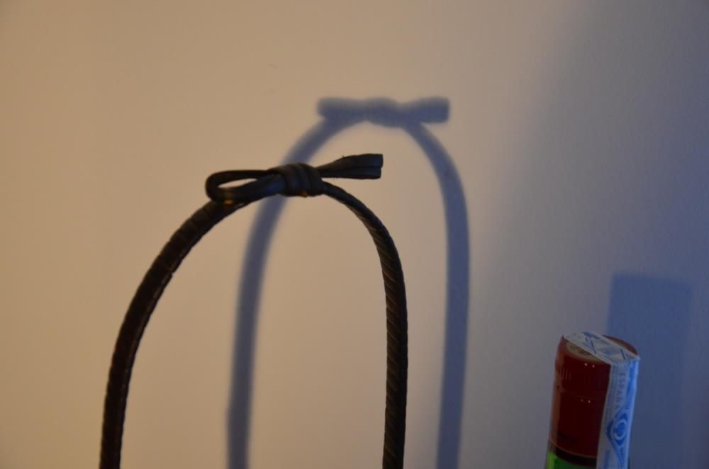 Suporte para garrafa, em madeira e verga