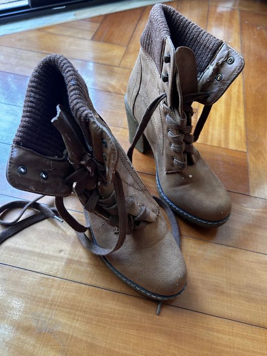 Venda de botas Clarisse, tamanho 37 castanhas