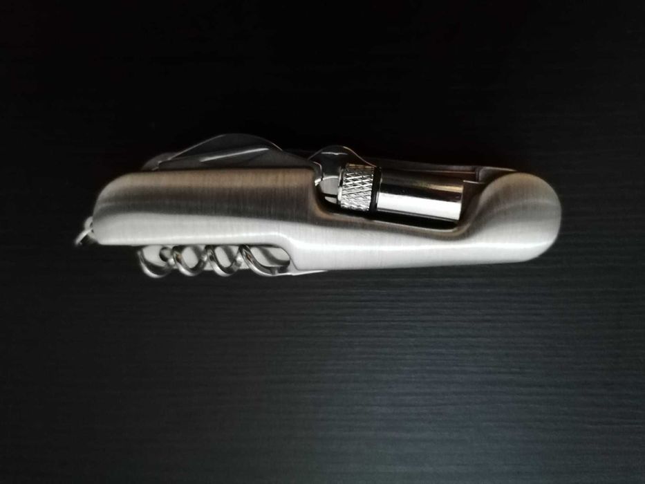 Canivete tipo suíço em aço inox.