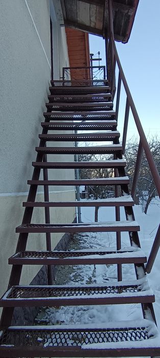 Продам залізні сходи міцні