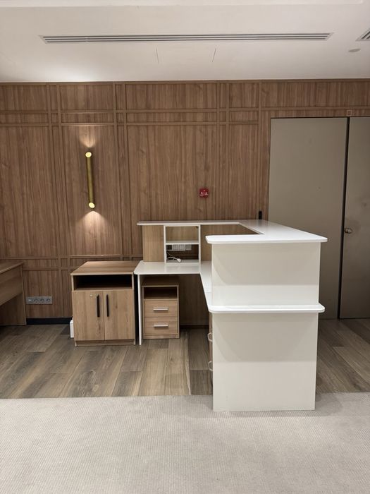 Стійка-ресепшн в ідеальному стані.