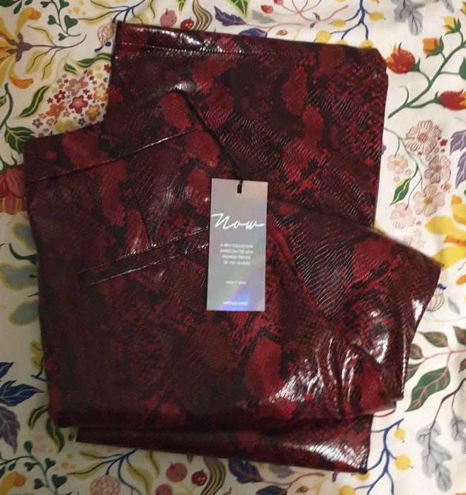 Calças em pele vermelha e preto