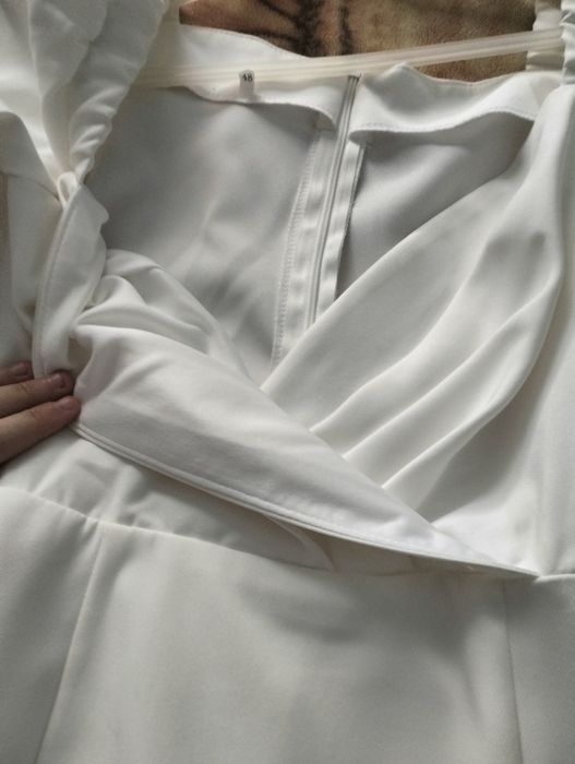 Сукня жіноча з вирізом