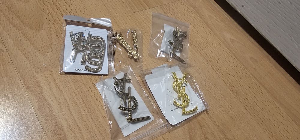 Broszka logo ysl vic wang gold 1szt.