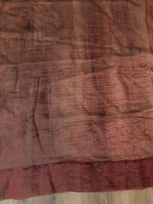 Um par de cortinados bordeaux