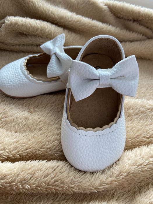 Білі шкіряні пінетки/босоніжки з бантиком для дівчинки