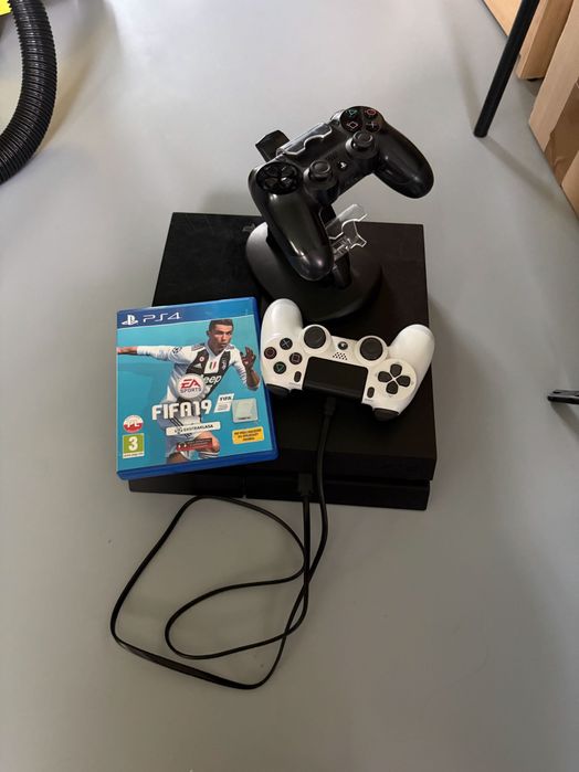 PS4 + 2 pady + stacja dokująca + Fifa 19