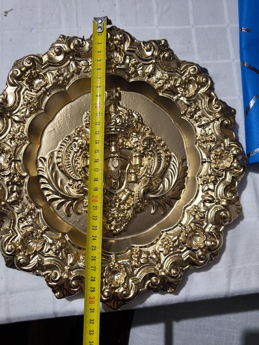 Prato decorativo douradocom brasão