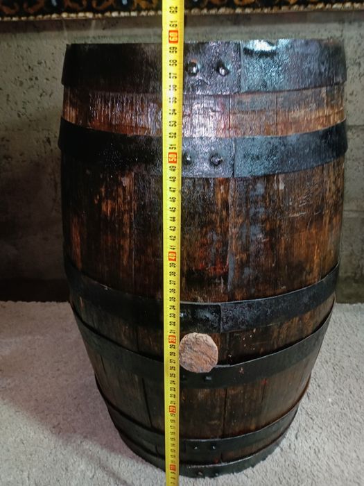 Barril/ pipo antigo em madeira. Intervenção de restauro.
Medidas 60/40cm diâmetro