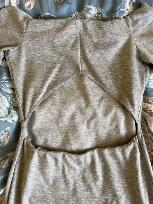 Szara sukienka z wycięciem na plecach Kendall+Kylie